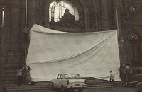 Acción del CADA "Inversión de escena", en el frontis del Museo de Bellas Artes, 1979