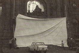 Acción del CADA "Inversión de escena", en el frontis del Museo de Bellas Artes, 1979