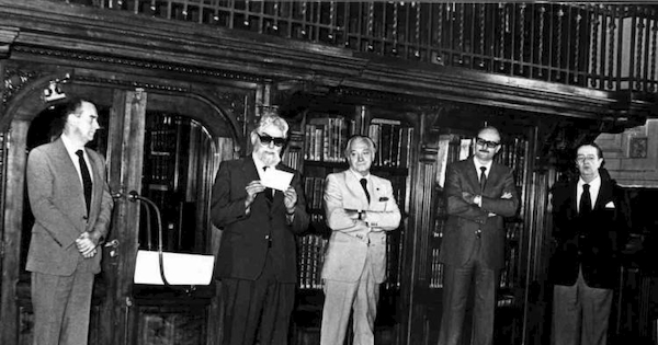Enrique Campos Menéndez junto a Lukas, Willie Arthur y Francisco Coloane en la Sala Ercilla de la Biblioteca Nacional