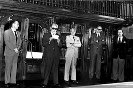 Enrique Campos Menéndez junto a Lukas, Willie Arthur y Francisco Coloane en la Sala Ercilla de la Biblioteca Nacional