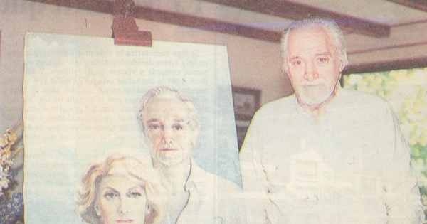 Enrique Campos Menéndez junto a un retrato pintado por su esposa