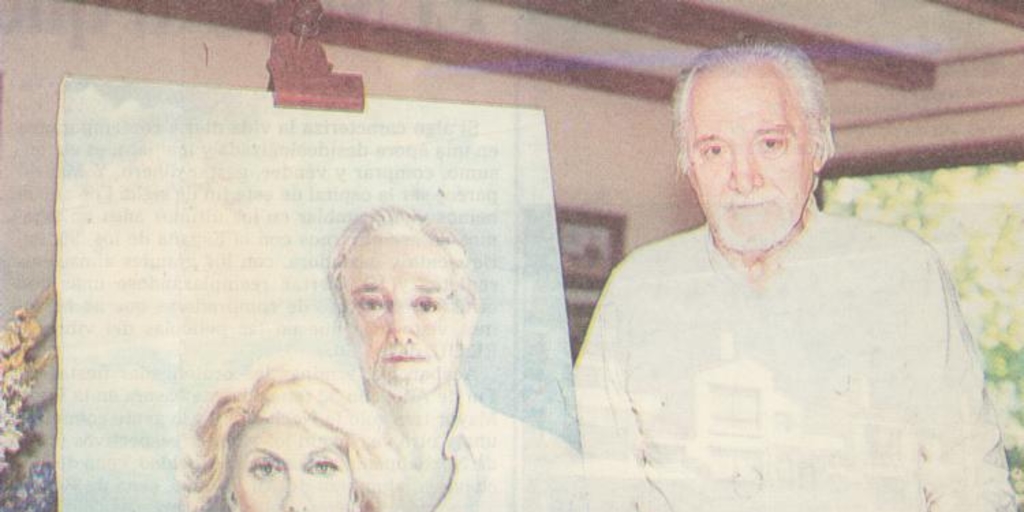 Enrique Campos Menéndez junto a un retrato pintado por su esposa