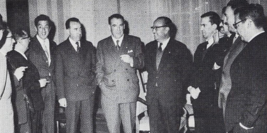 Recepción ofrecida por la Universidad de Concepción. Gonzalo Rojas, Alfredo Lefebvre, Galo Gómez, Juan Loveluck, Rodolfo Zañartu, Daniel Belmar, Víctor Solar, Luis Muñoz, René Cánovas y Enzo Mella, 1961