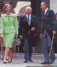 Jorge Edwards junto a la reina Sofía y el rey Juan Carlos de España