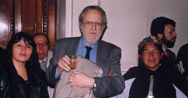 José Donoso junto a unas mujeres mapuches