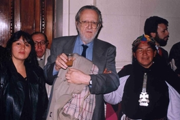 José Donoso junto a unas mujeres mapuches