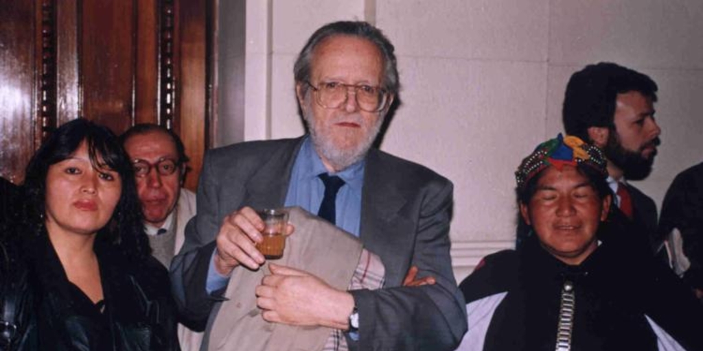 José Donoso junto a unas mujeres mapuches