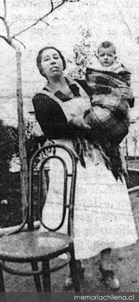 José Donoso en brazos de su nana de la infancia, Teresa Vergara