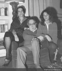 José Donoso, con su esposa María Esther y su hija Pilar, hacia 1986