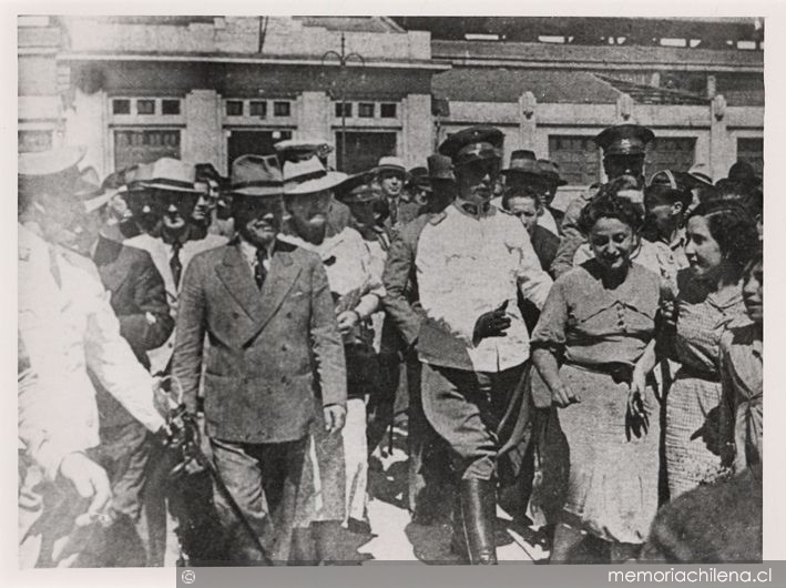 El Presidente de la República, Don Pedro Aguirre Cerda, su señora y otros, saliendo de la estación de ferrocarriles de Talca, después del terremoto, 1939