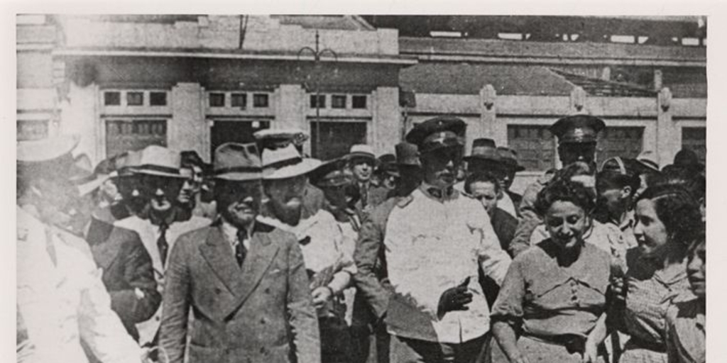 El Presidente de la República, Don Pedro Aguirre Cerda, su señora y otros, saliendo de la estación de ferrocarriles de Talca, después del terremoto, 1939