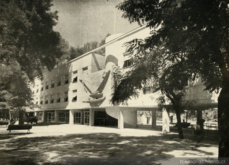 Fachada del Hogar Modelo Pedro Aguirre Cerda, Parque Cousiño, 1942