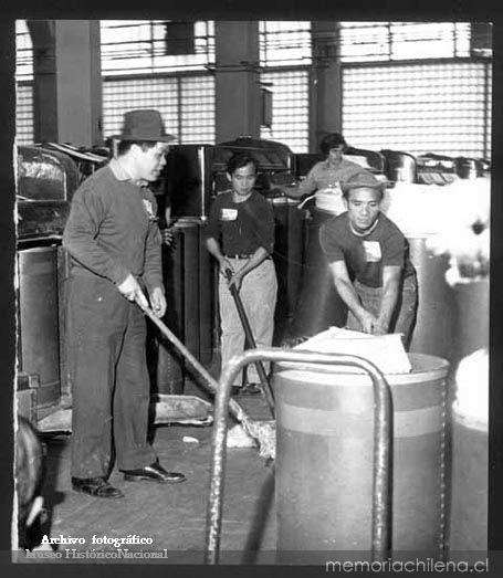 Visitantes de Vietnam participando en trabajos voluntarios de limpieza en Fábrica ex Yarur : 14 de mayo de 1972
