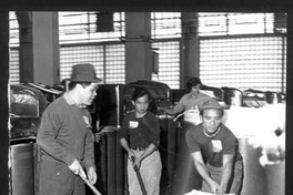 Visitantes de Vietnam participando en trabajos voluntarios de limpieza en Fábrica ex Yarur : 14 de mayo de 1972