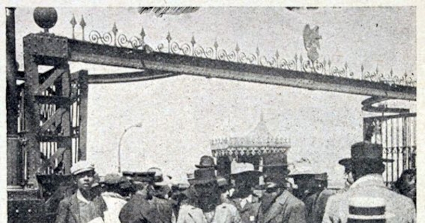 Desembarco de sobrevivientes de Iquique en Muelle Prat de Valparaíso, 1907