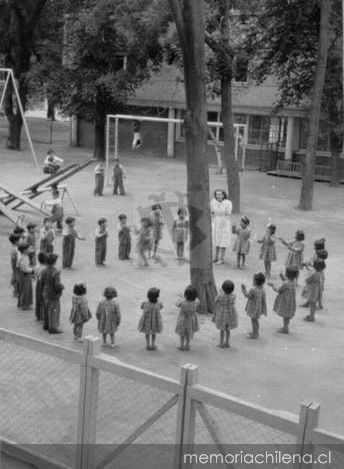 Niños y niñas jugando a la ronda en Jardín Infantil