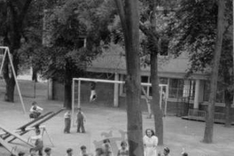Niños y niñas jugando a la ronda en Jardín Infantil