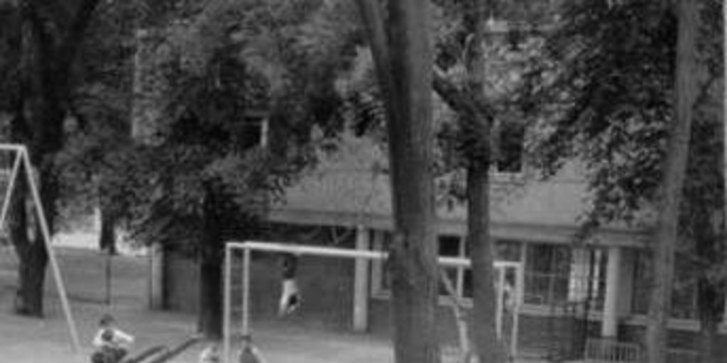 Niños y niñas jugando a la ronda en Jardín Infantil