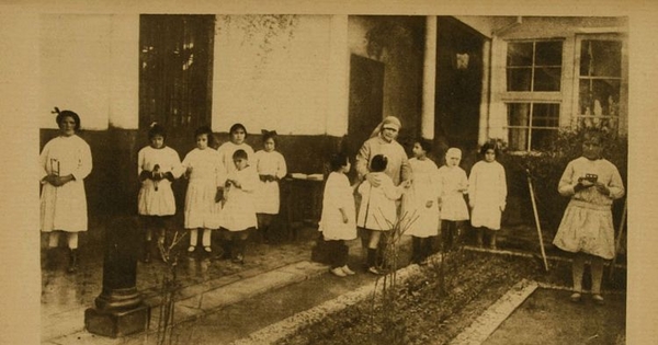 El servicio social en el Hospital: El Servicio Médico asegura la salud física del niño, la Visitadora Social del Hospital es la que se preocupa de las situaciones económicas, familiares y morales