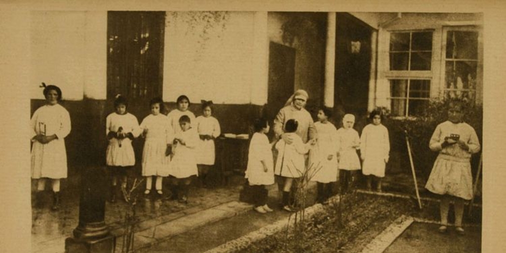 El servicio social en el Hospital: El Servicio Médico asegura la salud física del niño, la Visitadora Social del Hospital es la que se preocupa de las situaciones económicas, familiares y morales