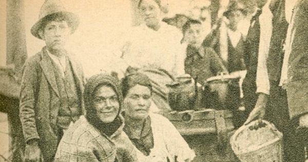 Niño y mujer en las calles de Santiago, 1919