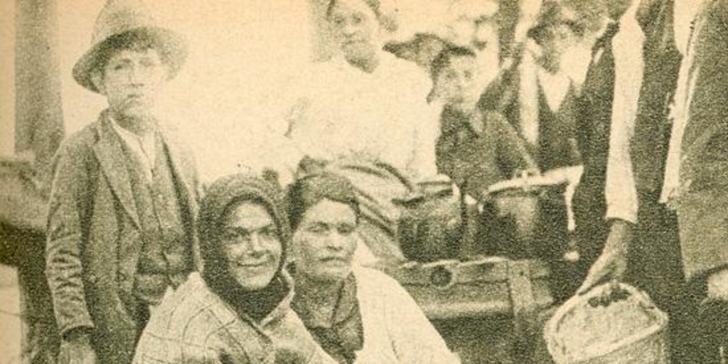 Niño y mujer en las calles de Santiago, 1919