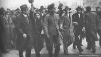 Multitud en las calles celebrando caída de Ibañez, 1931