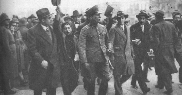 Multitud en las calles celebrando caída de Ibañez, 1931