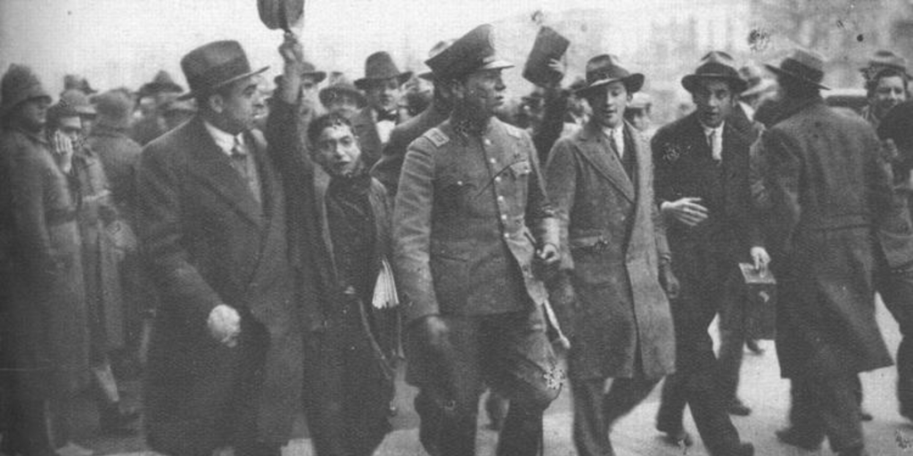 Multitud en las calles celebrando caída de Ibañez, 1931