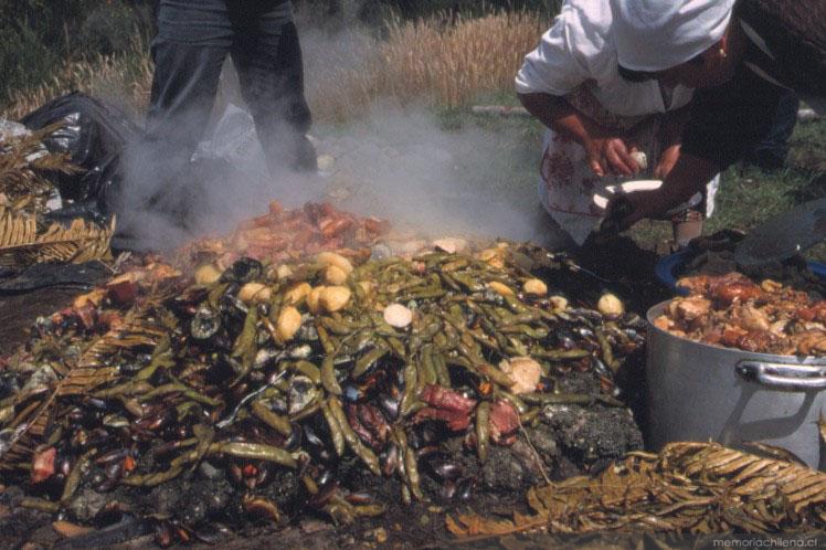 Curanto, fiesta costumbrista en Caulín, enero 2000