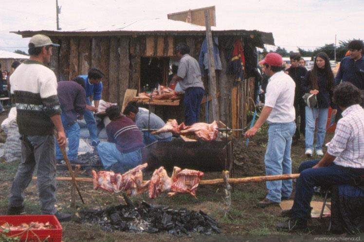 Asados al palo, fiesta costumbrista en Caulín, enero 2000