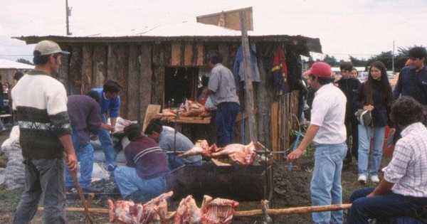 Asados al palo, fiesta costumbrista en Caulín, enero 2000