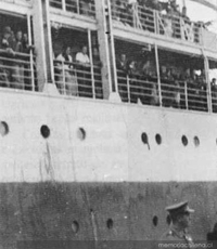 Los españoles del Winnipeg esperan en cubierta la autorización para desembarcar en el puerto de Valparaíso, 1939