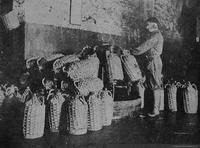 Trabajador envasando vino, hacia 1945