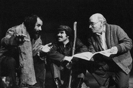 Juan Radrigán junto a los protagonistas de Hechos consumados,1981