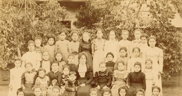 Grupo de alumnas con su profesora, hacia 1900