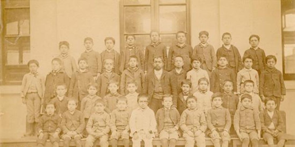 Alumnos de la Escuela Superior nº 4, Santiago, hacia 1900