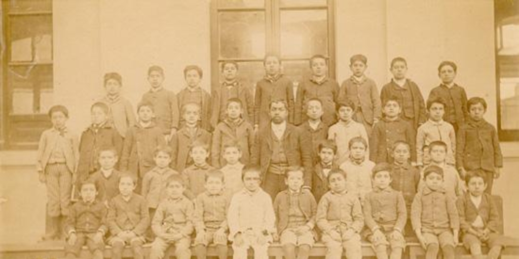 Alumnos de la Escuela Superior nº 4, Santiago, hacia 1900