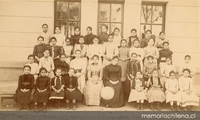 Alumnas de la Escuela Superior nº 1 en Recoleta, Santiago, hacia 1900