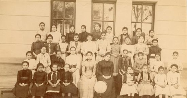 Alumnas de la Escuela Superior nº 1 en Recoleta, Santiago, hacia 1900