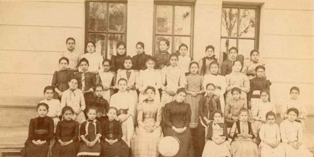 Alumnas de la Escuela Superior nº 1 en Recoleta, Santiago, hacia 1900