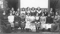 Alumnas de la Escuela Superior nº 1 en Recoleta, Santiago, 1913