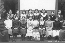 Alumnas de la Escuela Superior nº 1 en Recoleta, Santiago, 1913