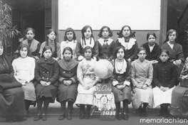 Alumnas de la Escuela Superior nº 1 en Recoleta, Santiago, 1913