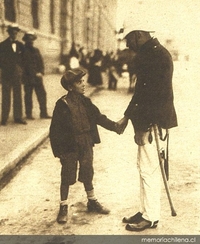 Guardián atendiendo a un niño, 1922