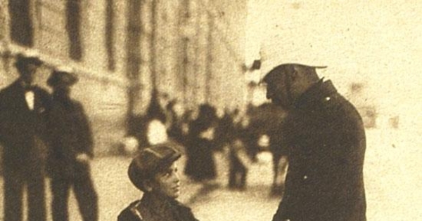 Guardián atendiendo a un niño, 1922