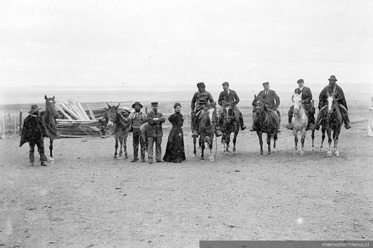 Peones de una estancia magallánica, hacia 1900