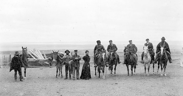 Peones de una estancia magallánica, hacia 1900