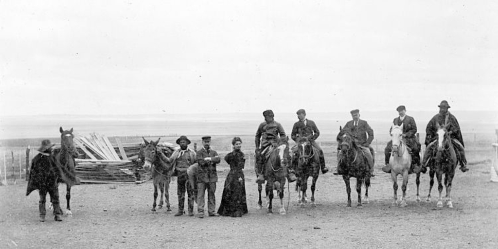 Peones de una estancia magallánica, hacia 1900