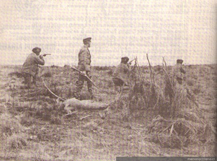 Julius Popper dirigiendo un ataque contra indígenas Selknam en la llanura de San Sebastián, Tierra del Fuego, 1886